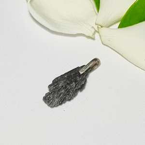 Mini Dije Escoba de Bruja Turmalina